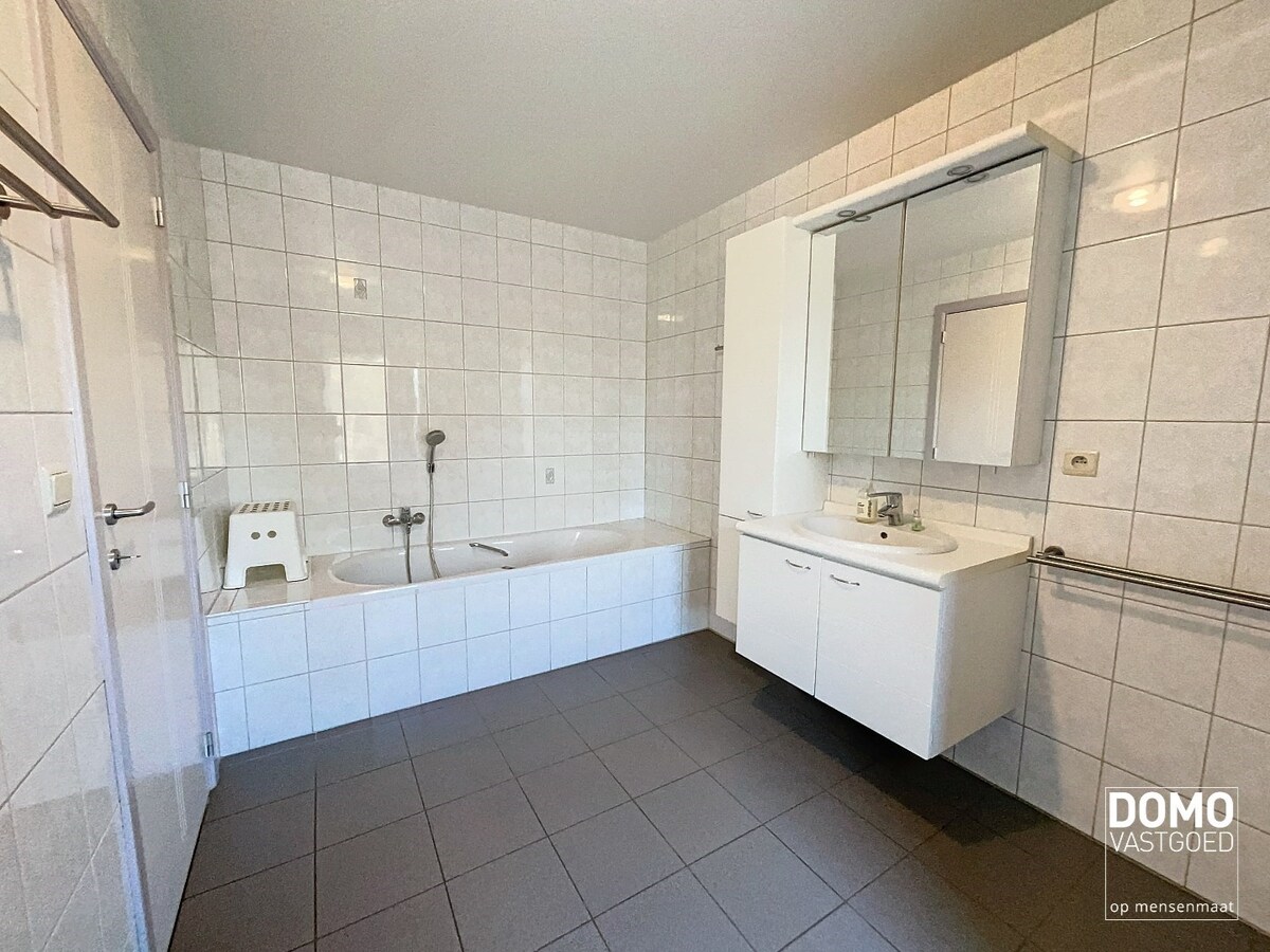 RUIM APPARTEMENT MET 3 SLAAPKAMERS EN GARAGE TE TUILT 