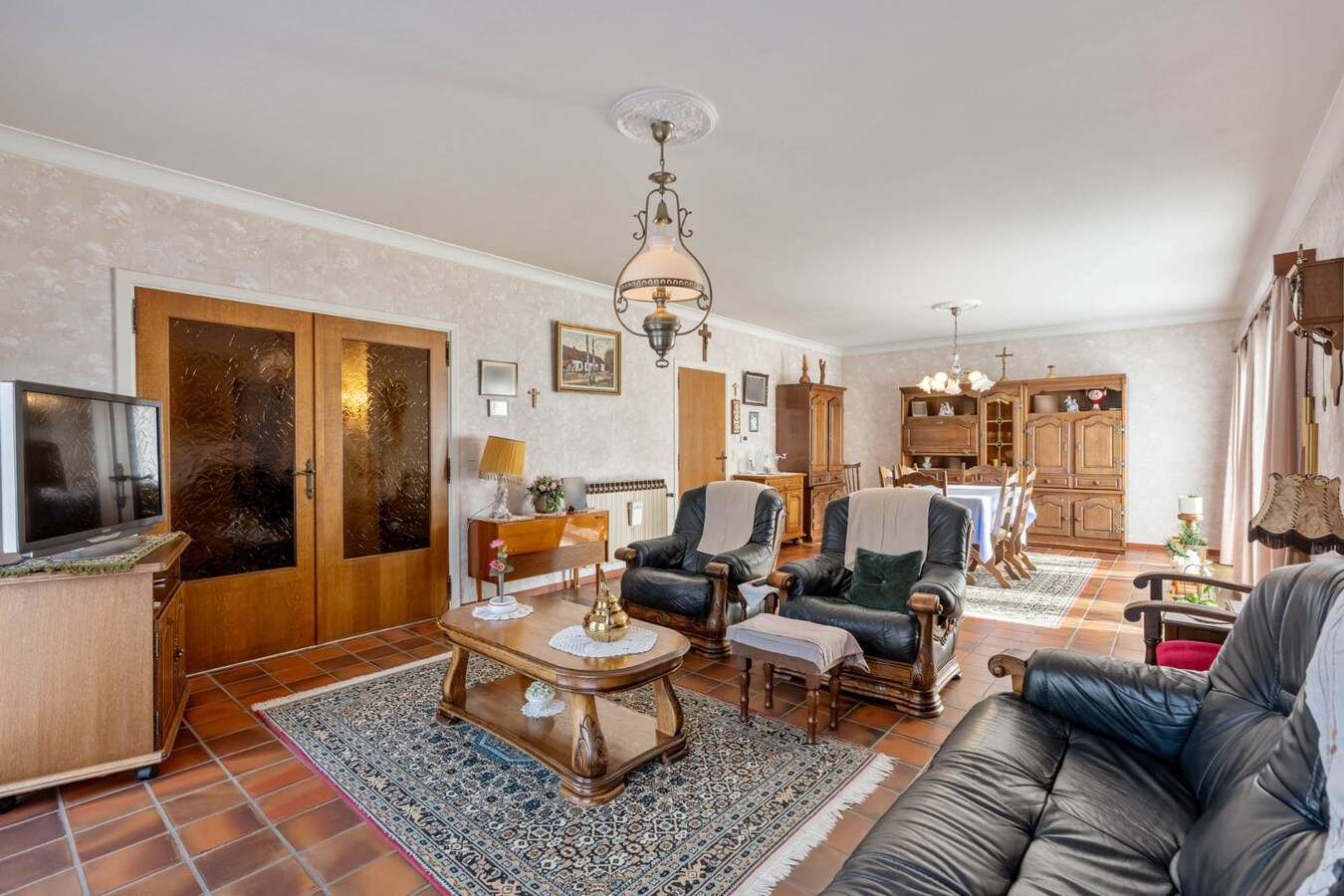 Gelijkvloerse, verzorgde woning gelegen op een perceel van 6a37ca, vlakbij het centrum, scholen, wandel- en fietsroutes 