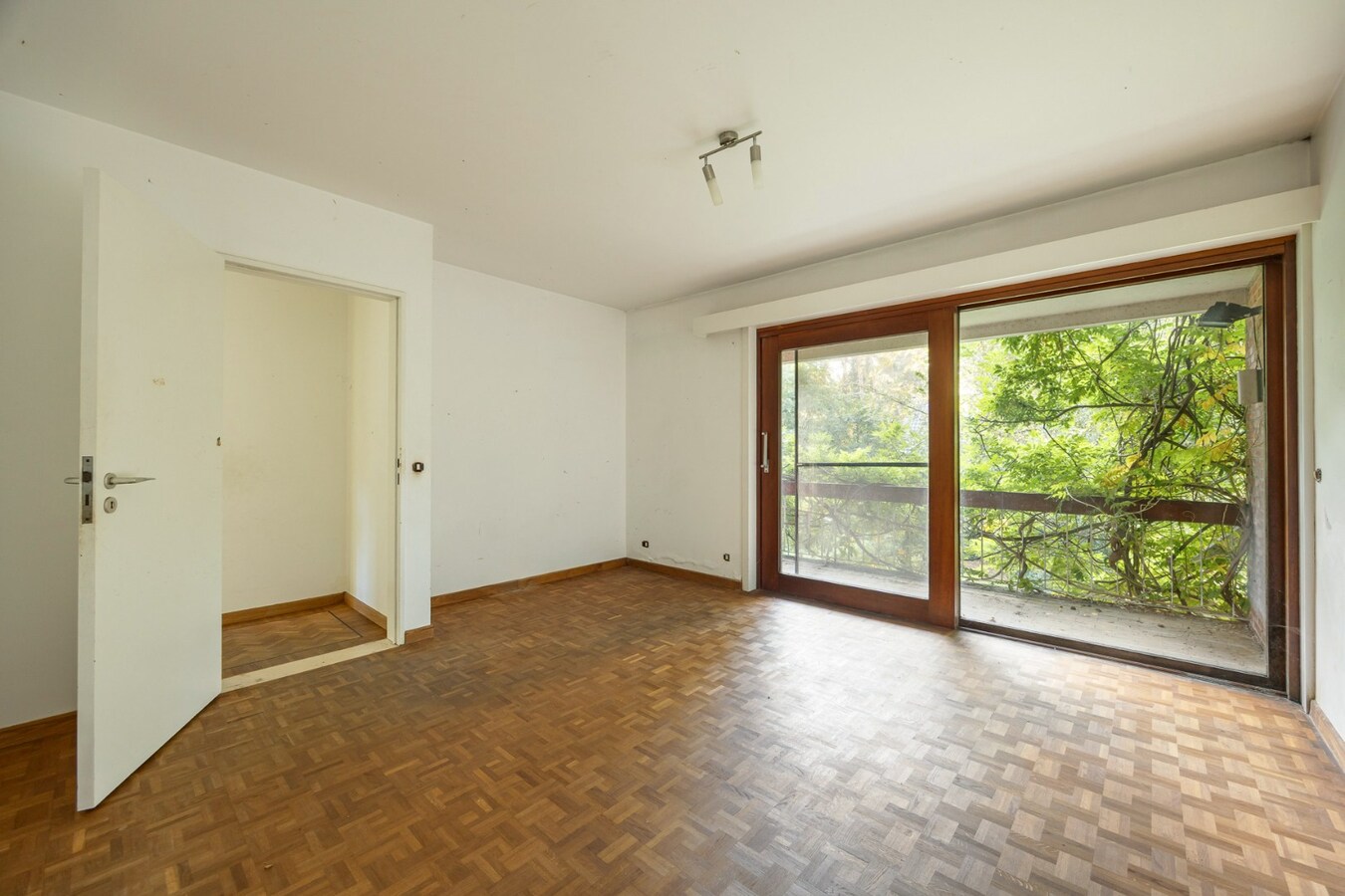 Te renoveren villa met 5 slaapkamers en prachtige tuin op toplocatie 
