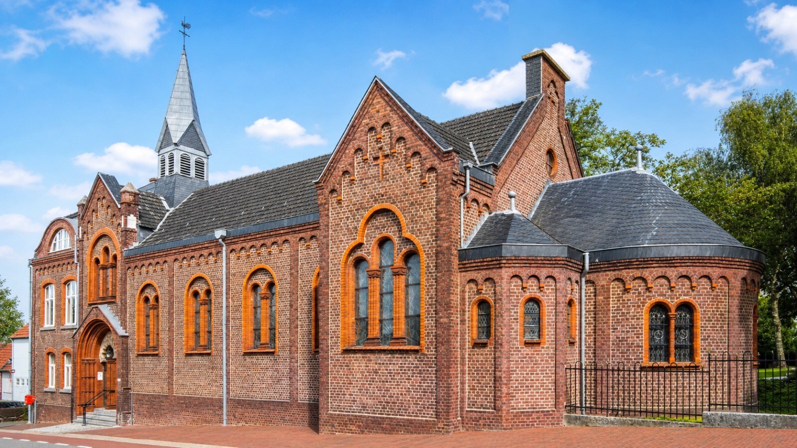 VAALS - Nederland: Monumentaal landgoed met landhuis, kapel en horecapaviljoen. 