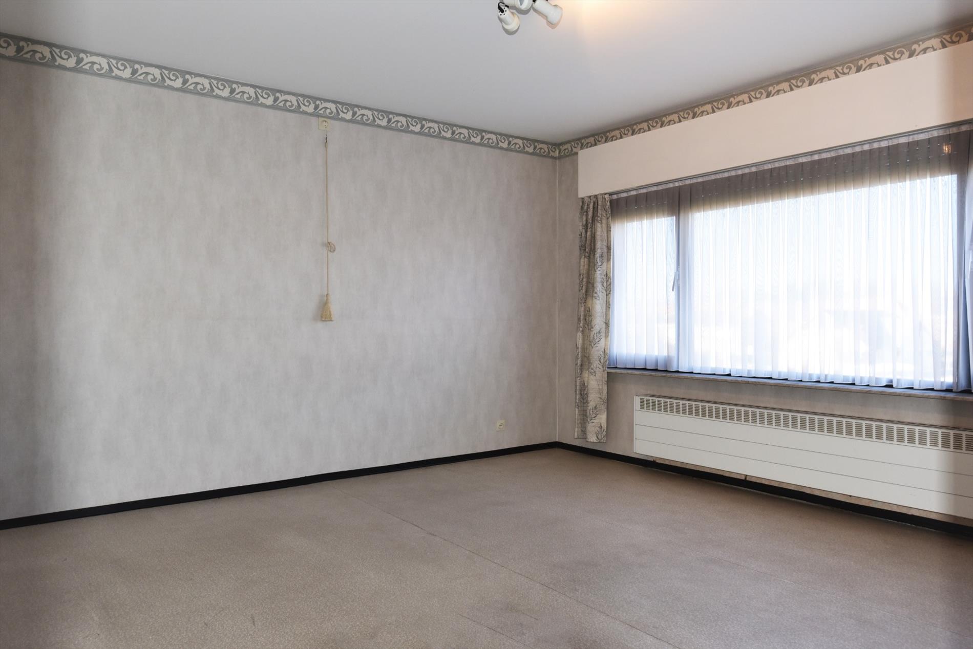 Op te frissen woning met 3 slpks, garage en tuin gelegen te Eeklo 