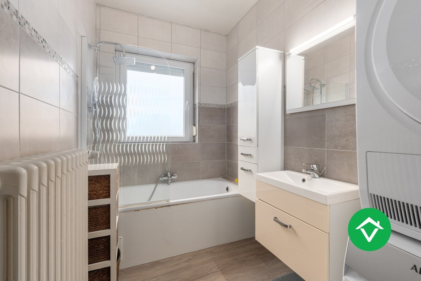 Veelzijdig handelspand met woonst en twee verhuurde appartementen in centrum Aartrijke 