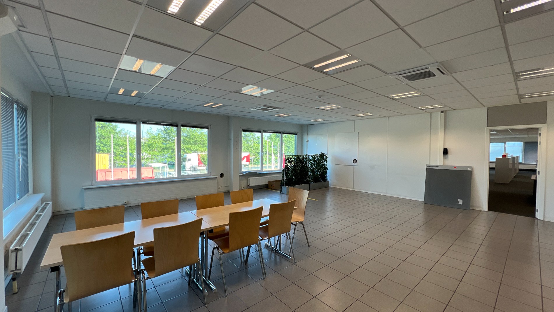 Opslagruimtes met burelen te huur in de haven van Gent