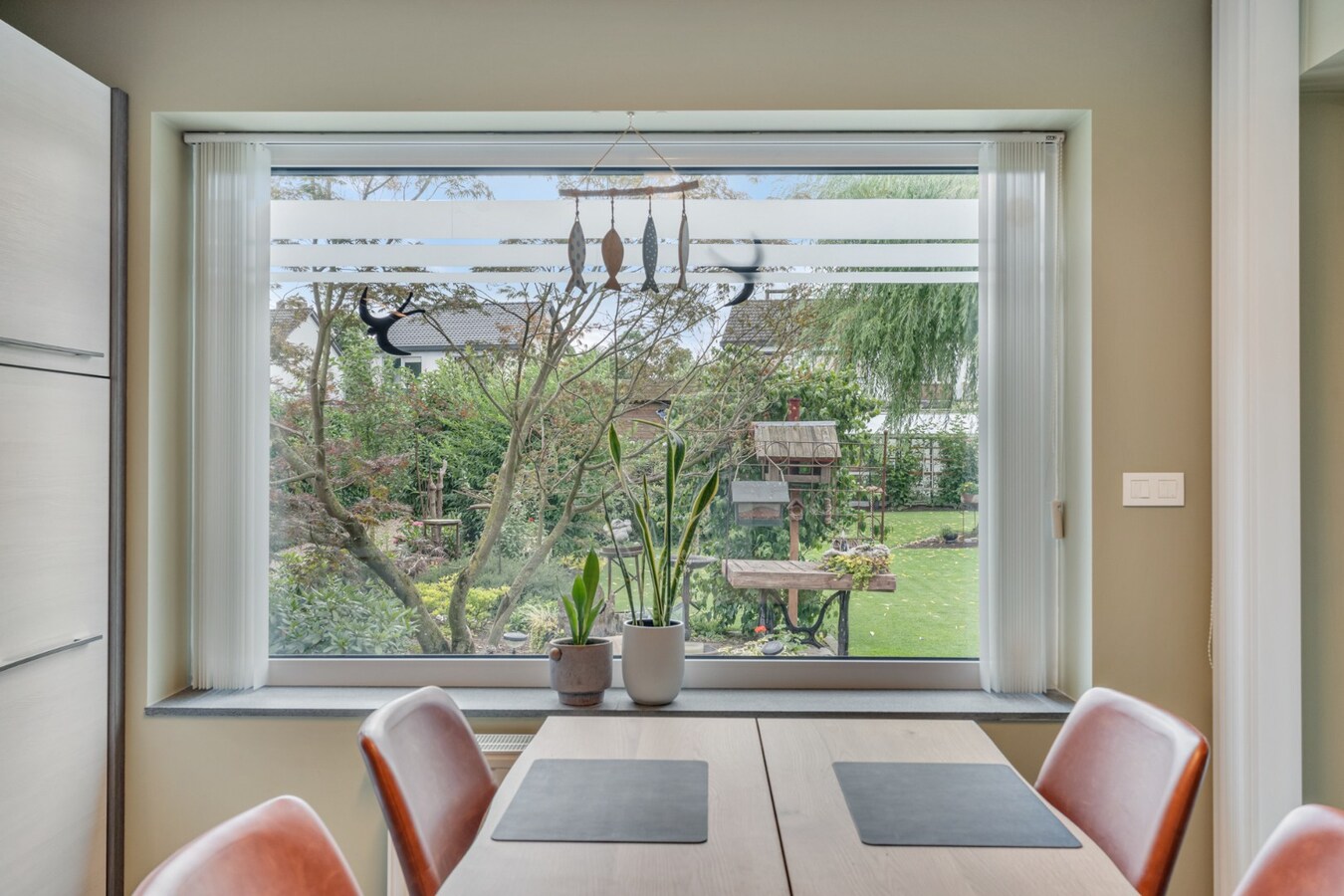 Zeer goed onderhouden en praktisch ingedeelde gezinswoning met 4 slaapkamers en prachtige tuin. 