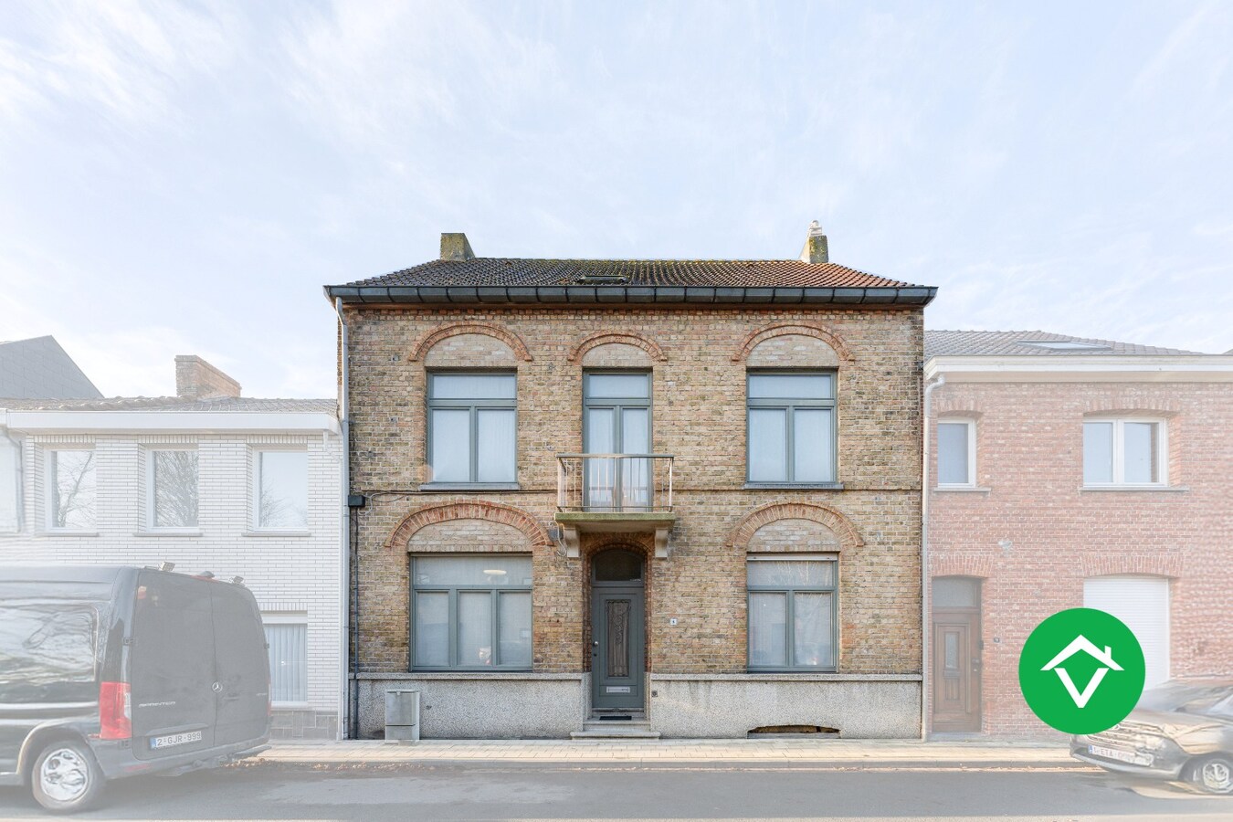 Ruim herenhuis met 4 slaapkamers en aparte garagebox in centrum Gistel 