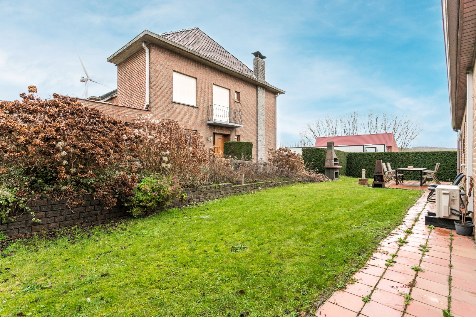 Op te frissen bungalow met 2 slaapkamers, garage en tuin op topligging in Halle 