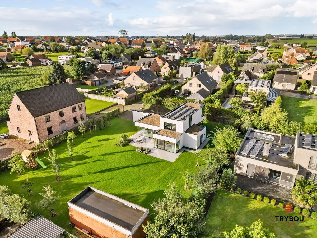 Rustig gelegen architecturaal pareltje op 1.751 m² te Houthulst. 