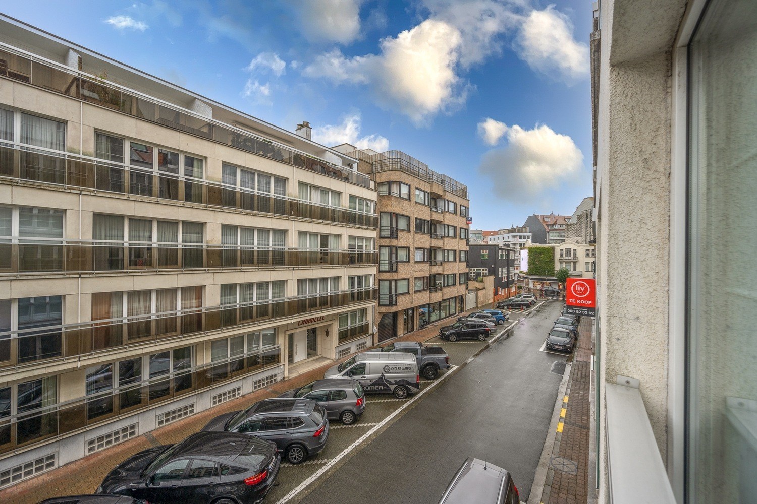 Volledig en stijlvol gerenoveerd 2 slaapkamerappartement met ruim TERRAS nabij de Dumortierlaan gelegen. 