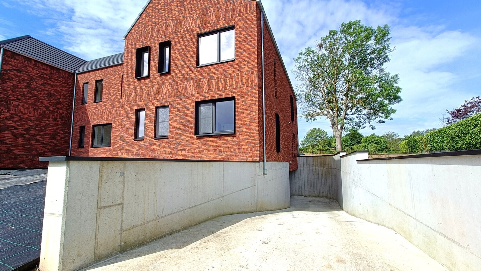 Nieuwbouwappartement met tuin en terras 