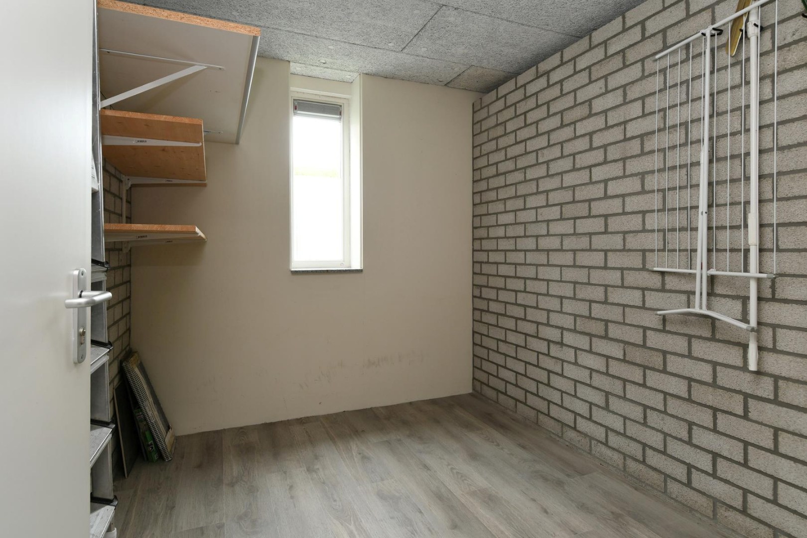 Goed onderhouden appartement op de begane grond met twee slaapkamers, terras, aparte berging en eigen parkeerplaats gelegen nabij het centrum van Kessel. 