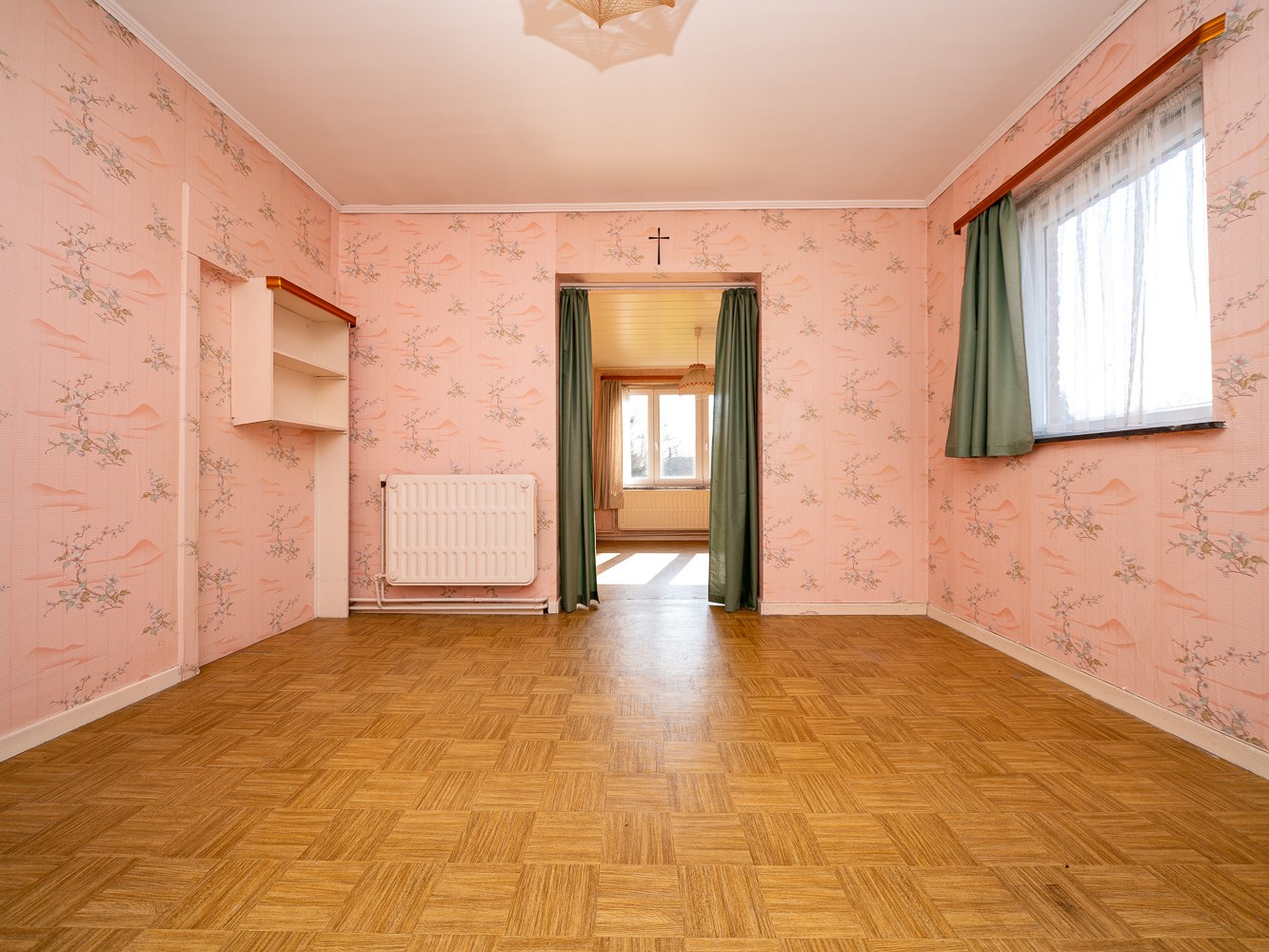 Knappe te renoveren gezinswoning met veel potentieel 