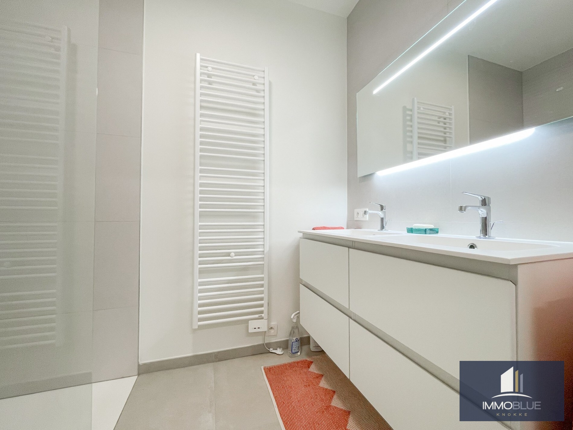 Appartement d'angle sublime situé dans une résidence récente à proximité de la Dumortierlaan. 