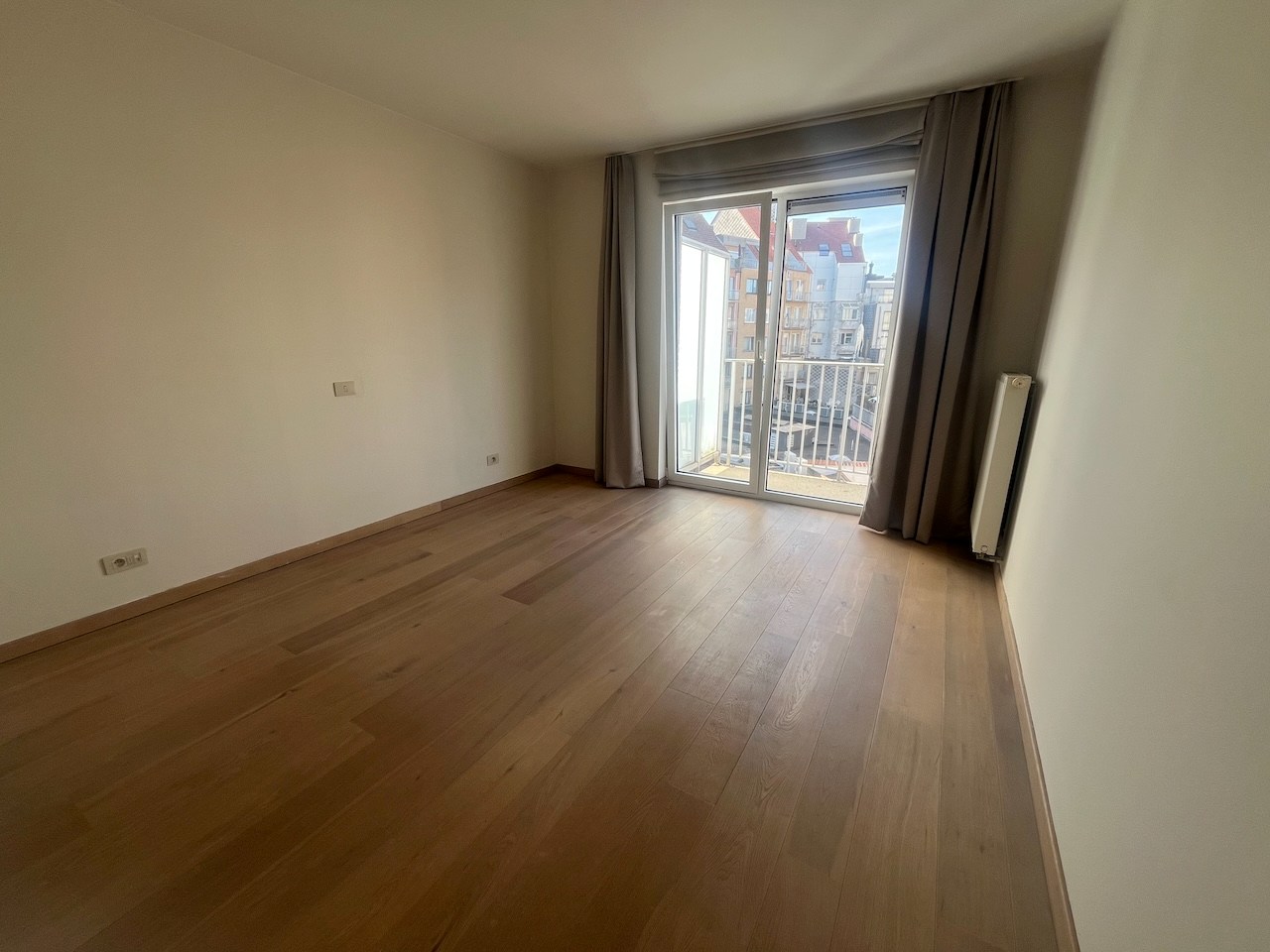 Non-meublé - Grand appartement résidentiel avec une belle vue dégagée, situé en plein centre près de l'avenue Lippens. 
