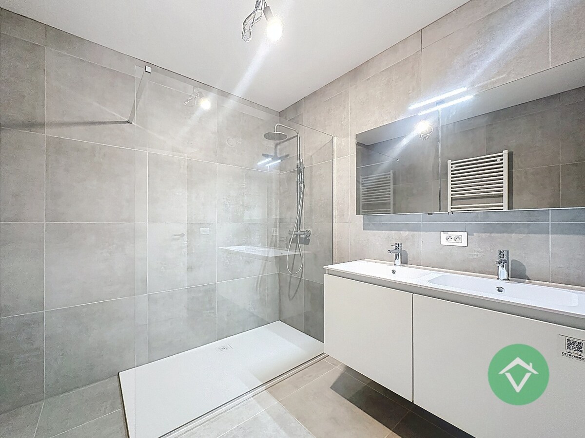 Wonen nabij jachthaven en zee - ruim appartement met terras en drie slaapkamers 