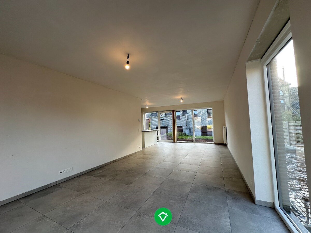 Moderne en lichtrijke nieuwbouwwoning met drie slaapkamers te Handzame (Kortemark) 