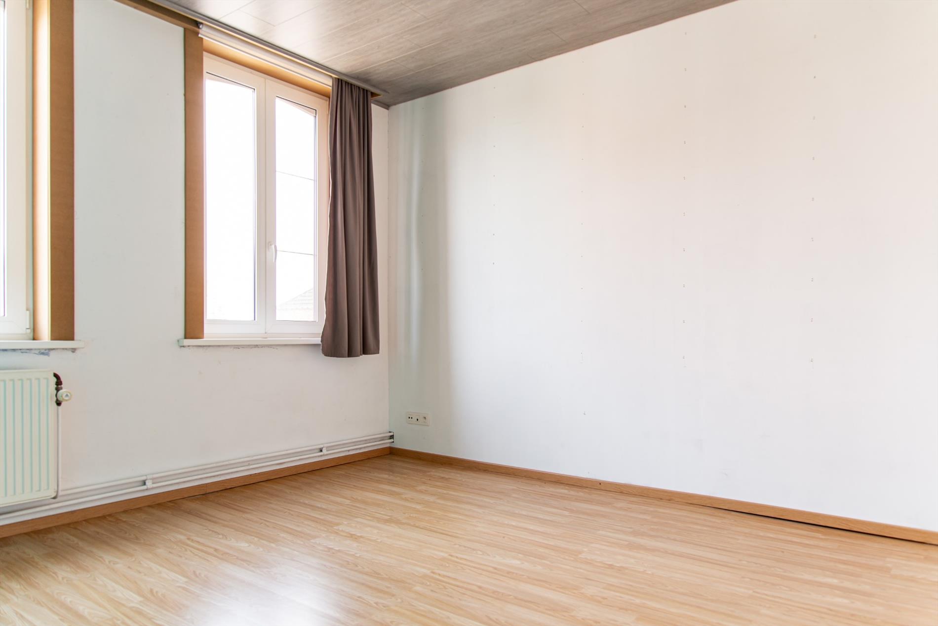 Halfopen bebouwing met 5 slpks te Eeklo 