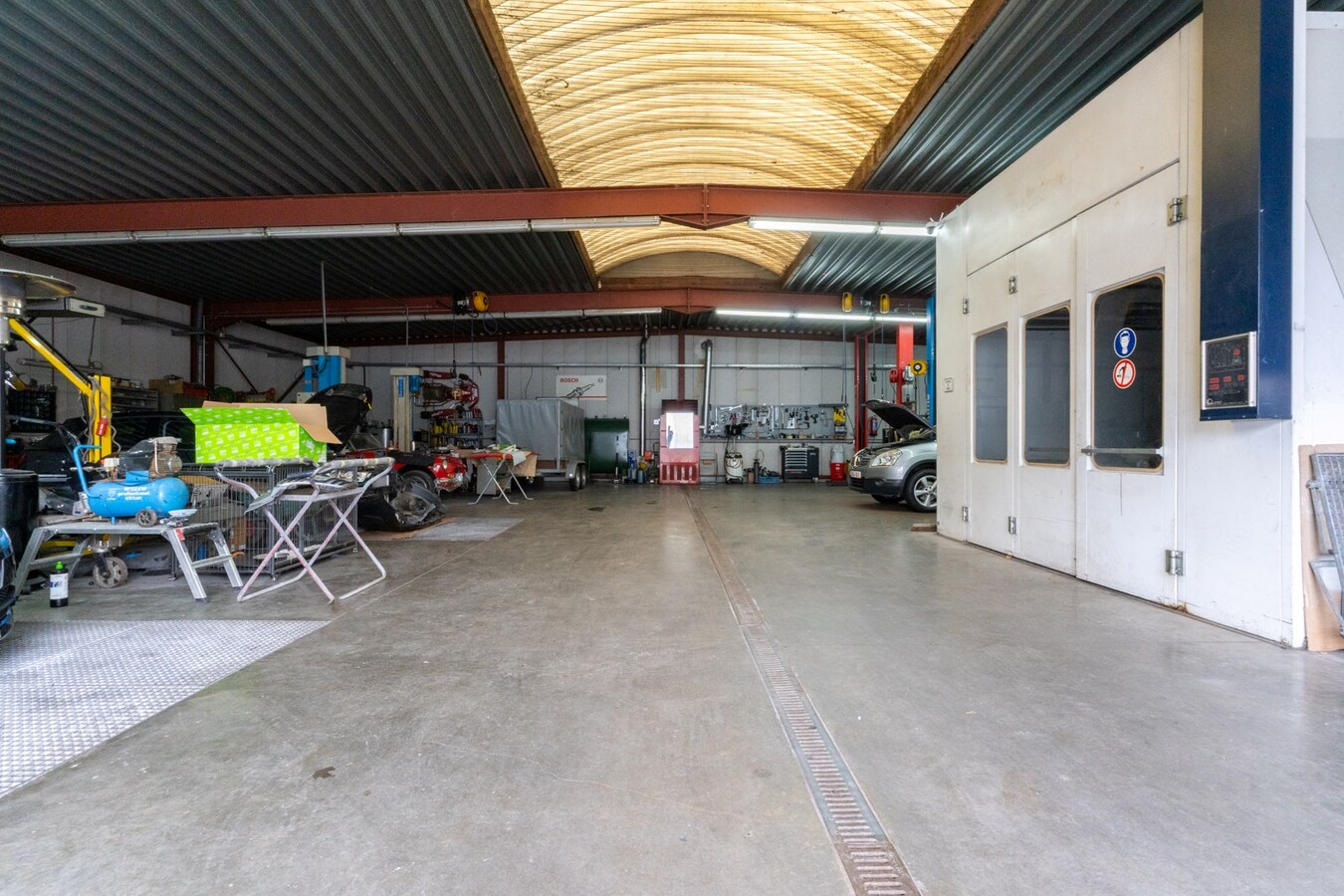 Entrepôt/Atelier de 400m², grand parking, logement indépendant, TOP SECTEUR ! 