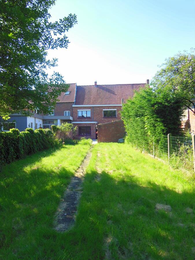 Rijwoning met zonnige tuin en garage 