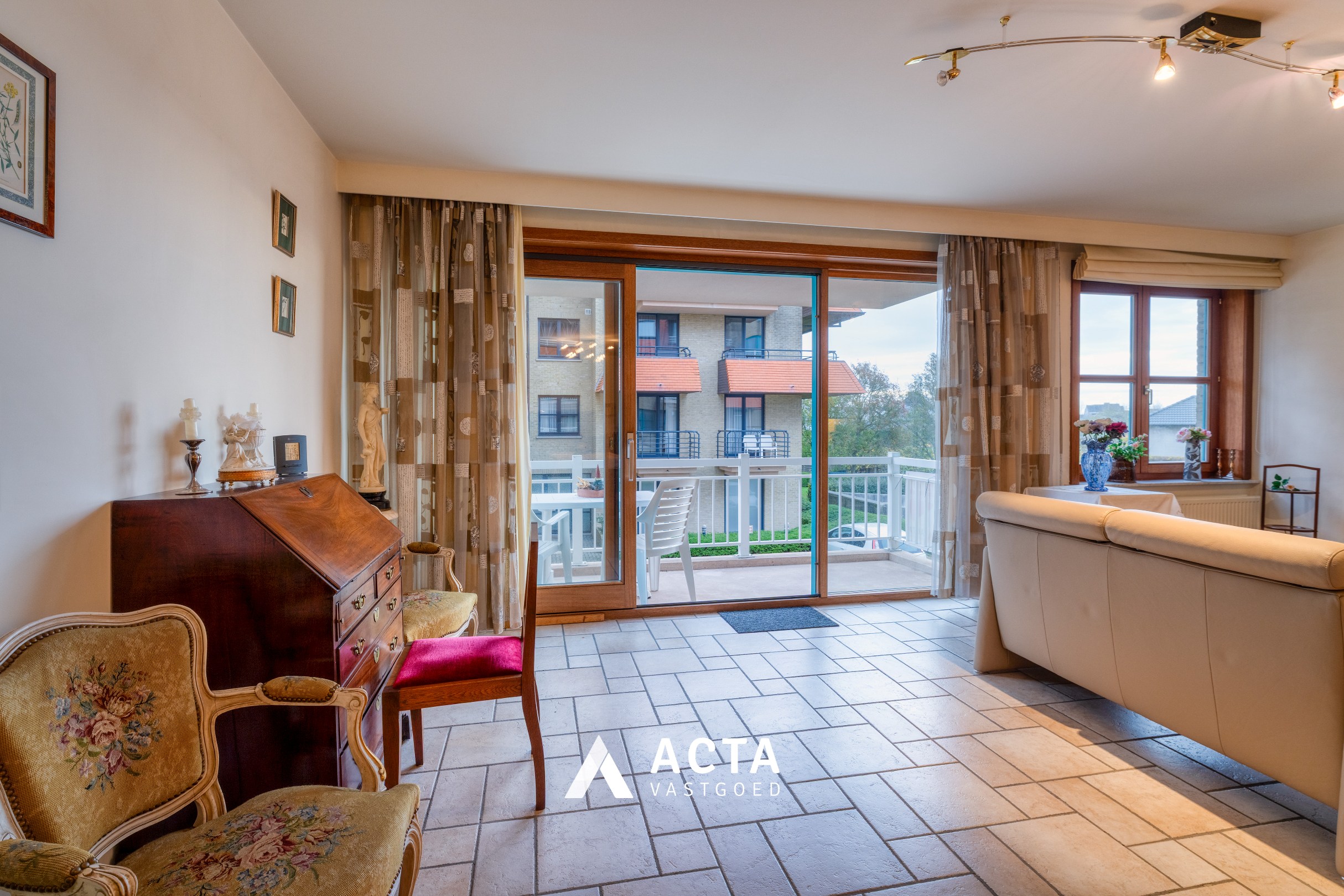 Ruim hoekappartement met twee slaapkamers in Mariakerke 