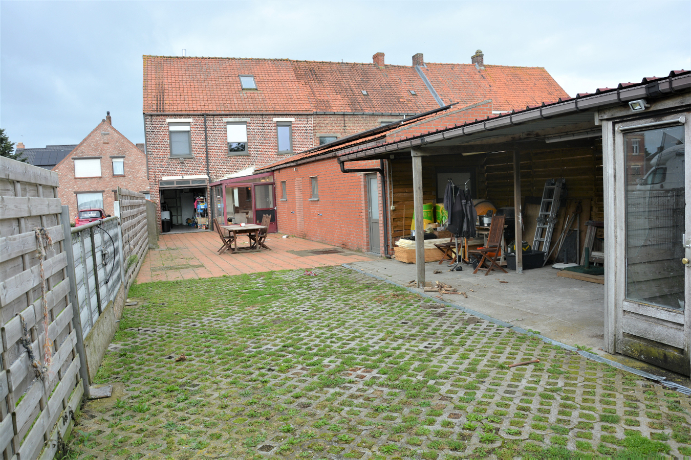 Half-open woning met grote tuin te Aartrijke 