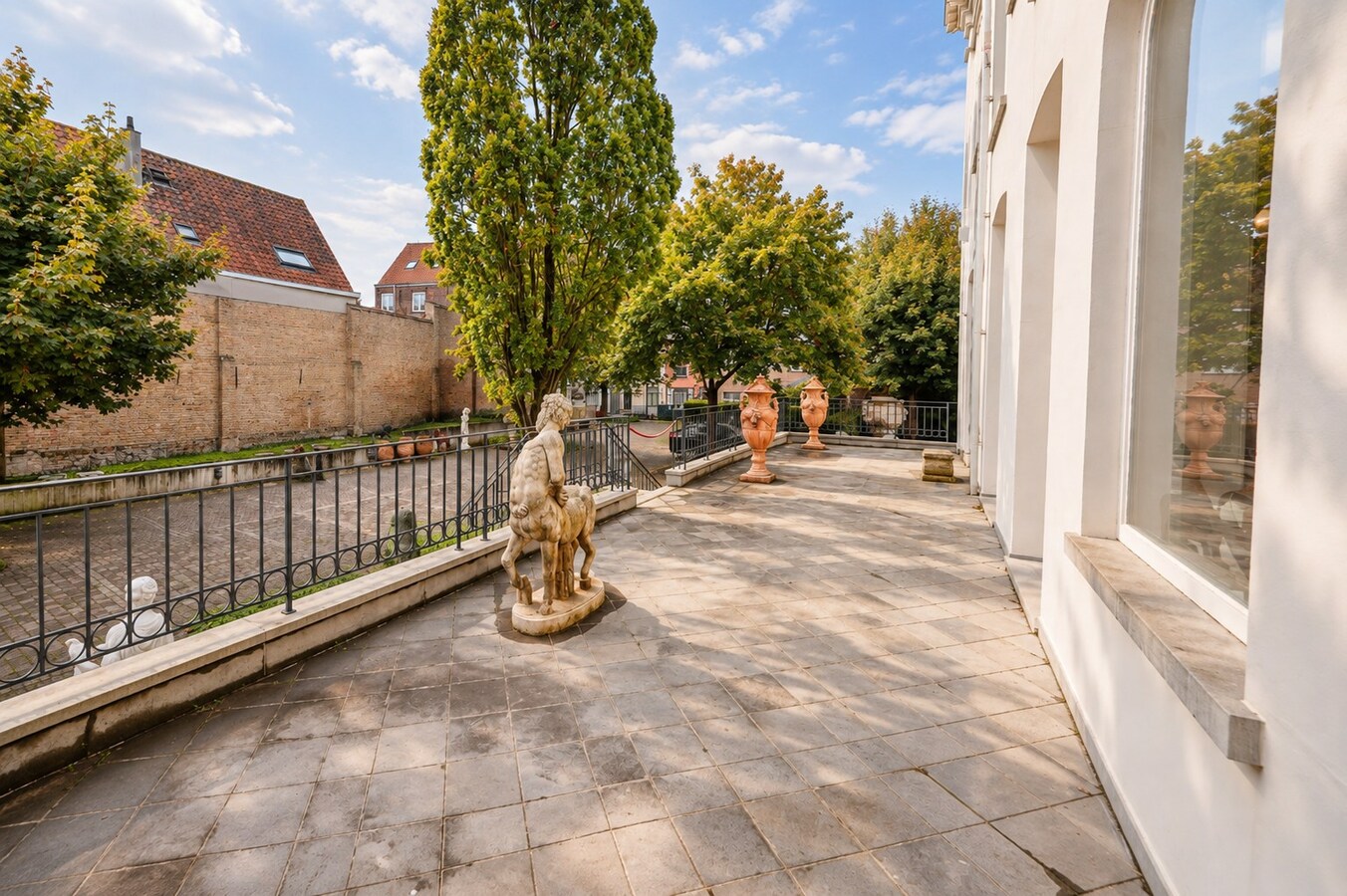 IMPOSANT KARAKTERVOL NEOCLASSICISTISCH HERENHUIS 