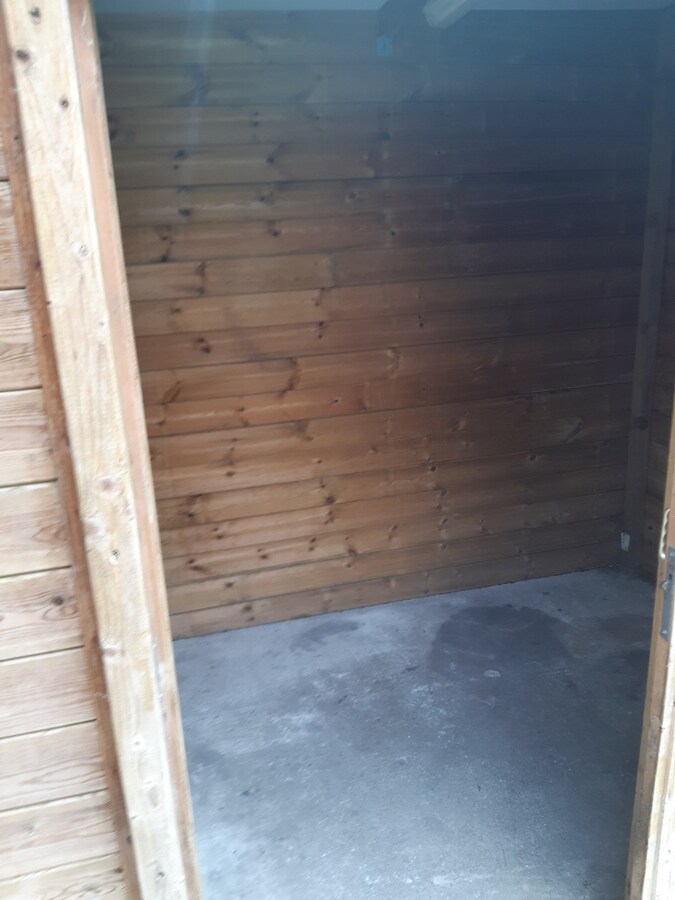 Degelijke, goed gelegen woning. 