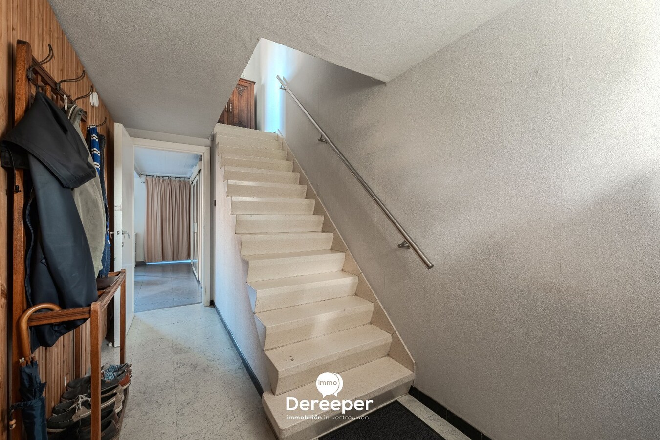 Op te frissen halfopen bel-etagewoning met tuin, garage en 4 slaapkamers 