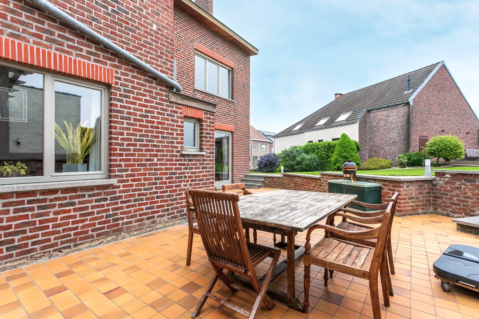 Ruime woning met naastgelegen bouwgrond en loods 