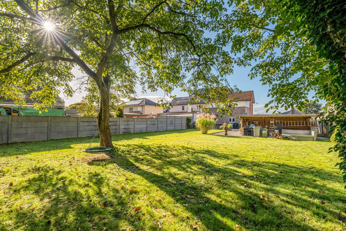 Comfortabel, gelijkvloers appartement mét ruime tuin en carport! 