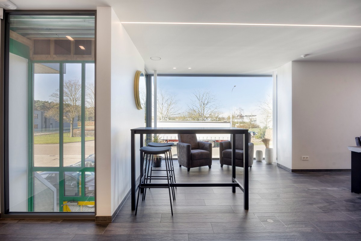 Grondig gerenoveerd KMO gebouw met magazijn en kantoorruimtes in Heverlee op een perceel van 11a19ca! – EPC -22,65 kWh/m² 