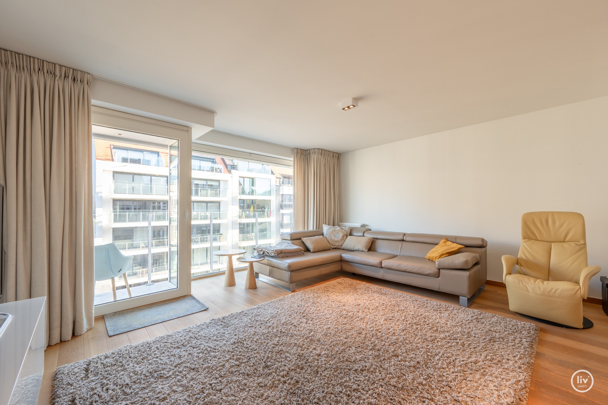 Récent appartement met mooie gevelbreedte centraal gelegen op de Lippenslaan te Knokke. 