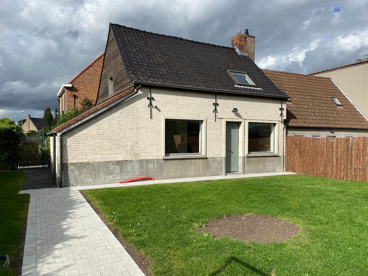 Charmante gerenoveerde halfopen woning met 2 slaapkamers, tuin en garage 
