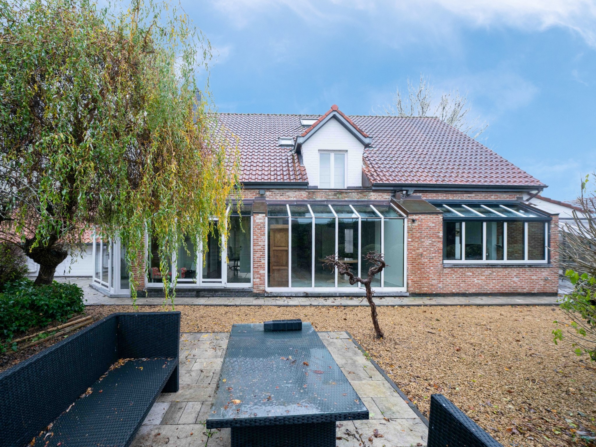 Villa met dubbele garage verscholen in het groen 