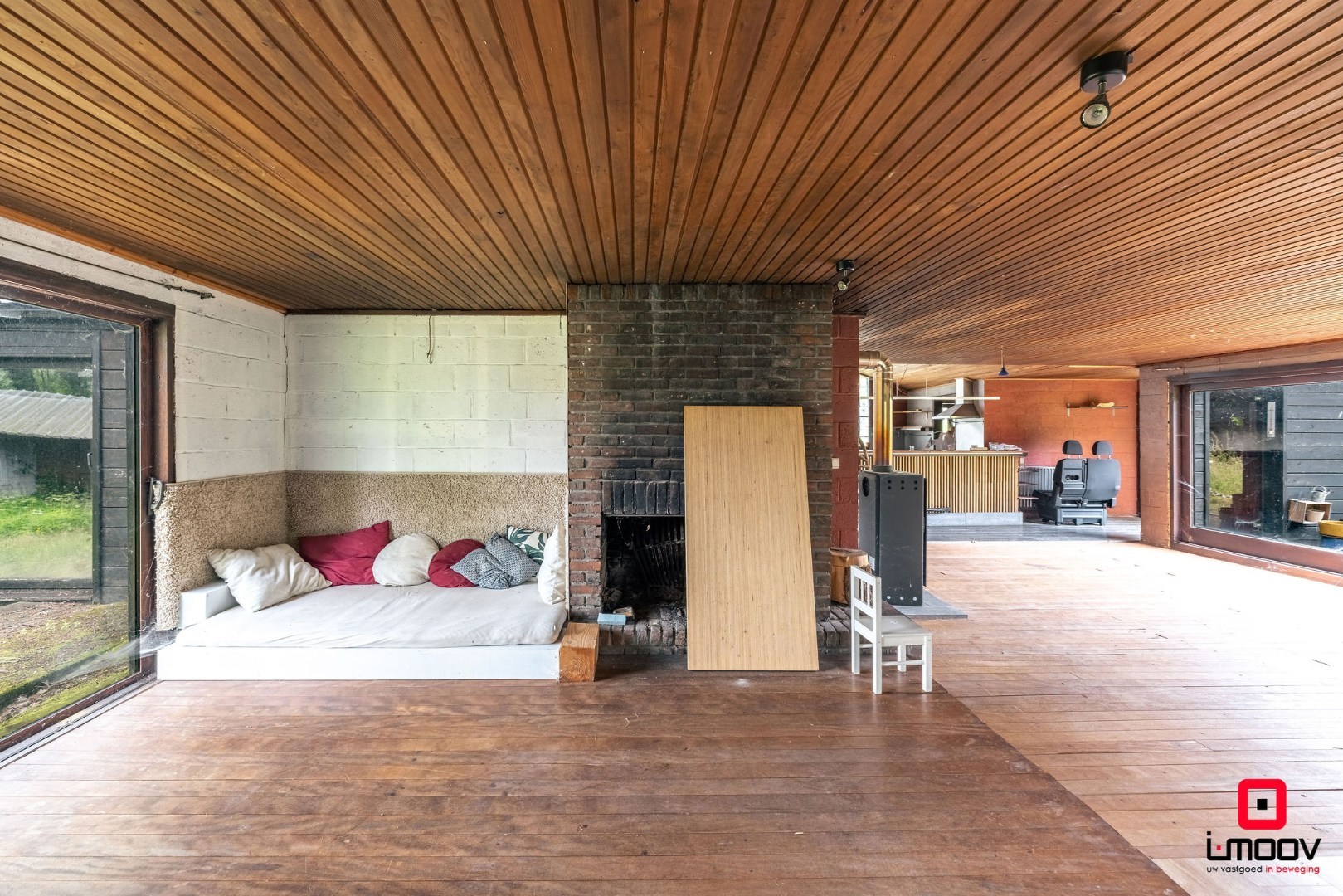 Seventies bungalowvilla met renovatiepotentieel op unieke ligging aan natuurgebied 