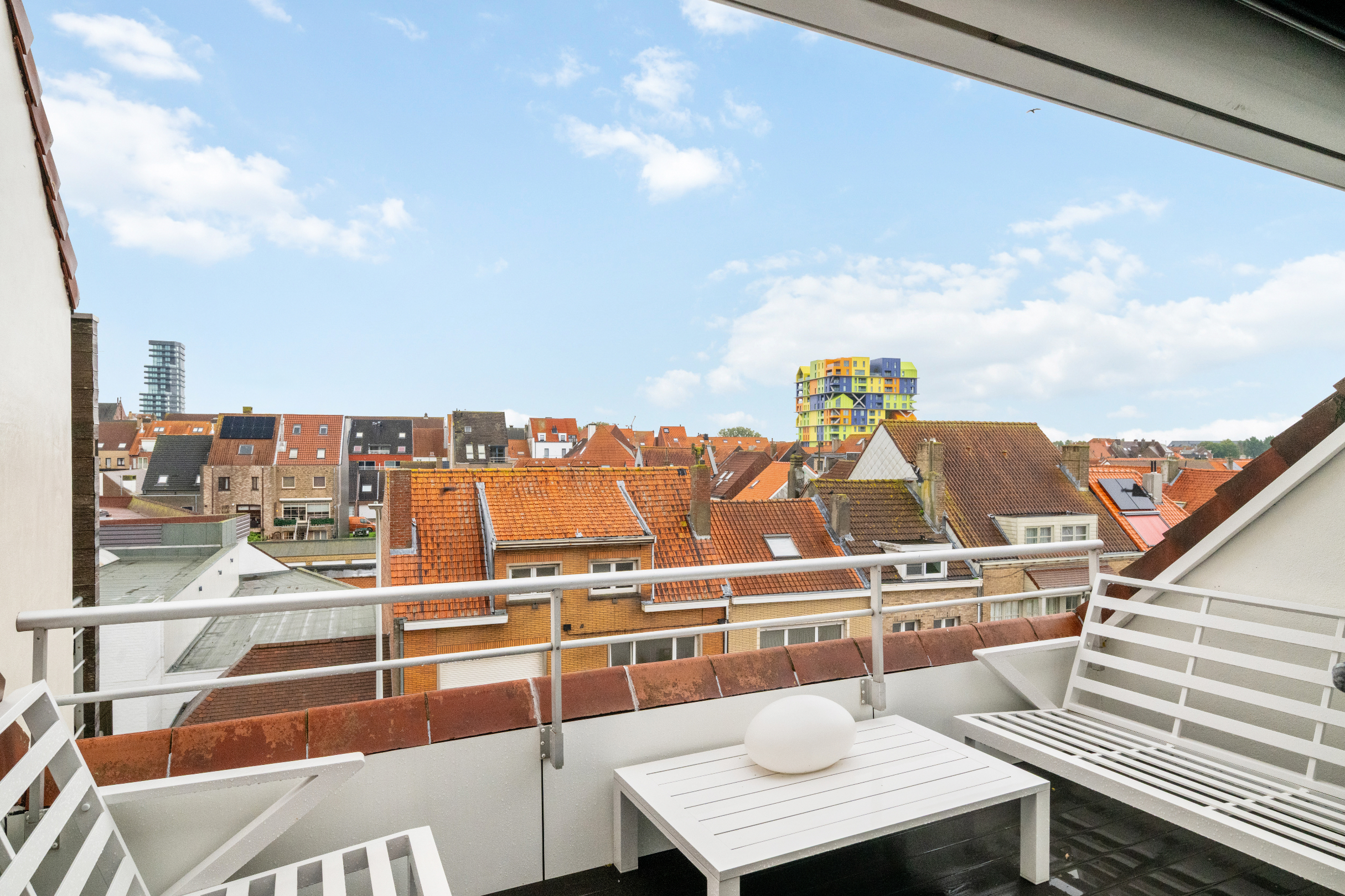 Voici la traduction en français :Grand appartement en duplex avec 2 chambres, 2 salles de bains et terrasses ensoleillées, près de la digue de Heist (possibilité d'offre d'un garage intégré). 