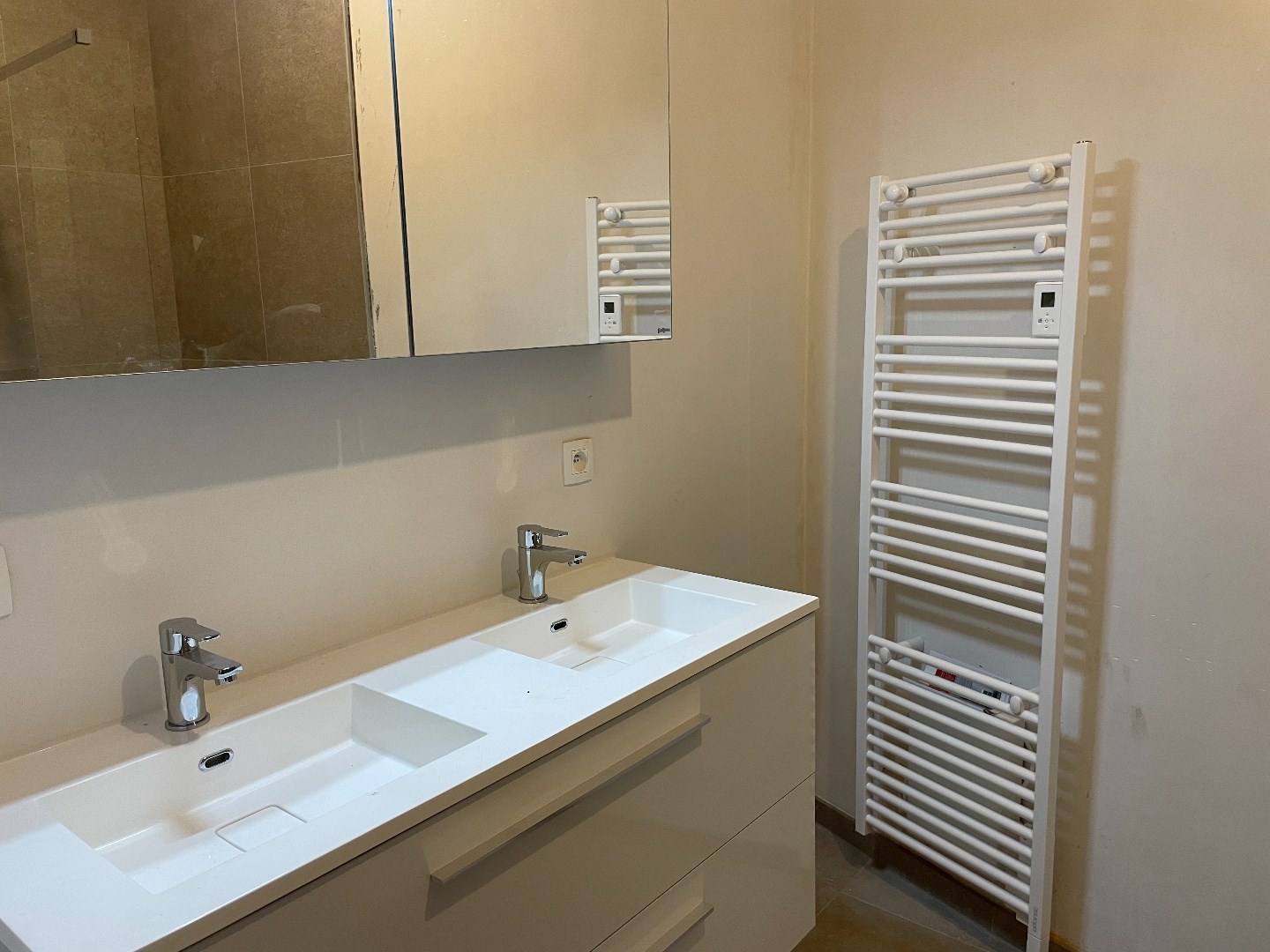 Zeer recent gelijkvloers appartement met 2 slaapkamers en grote tuin! 