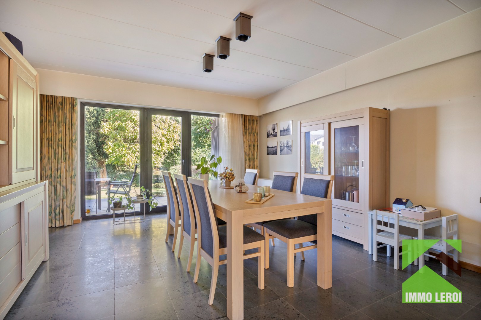 Eetkamer met doorgang terras