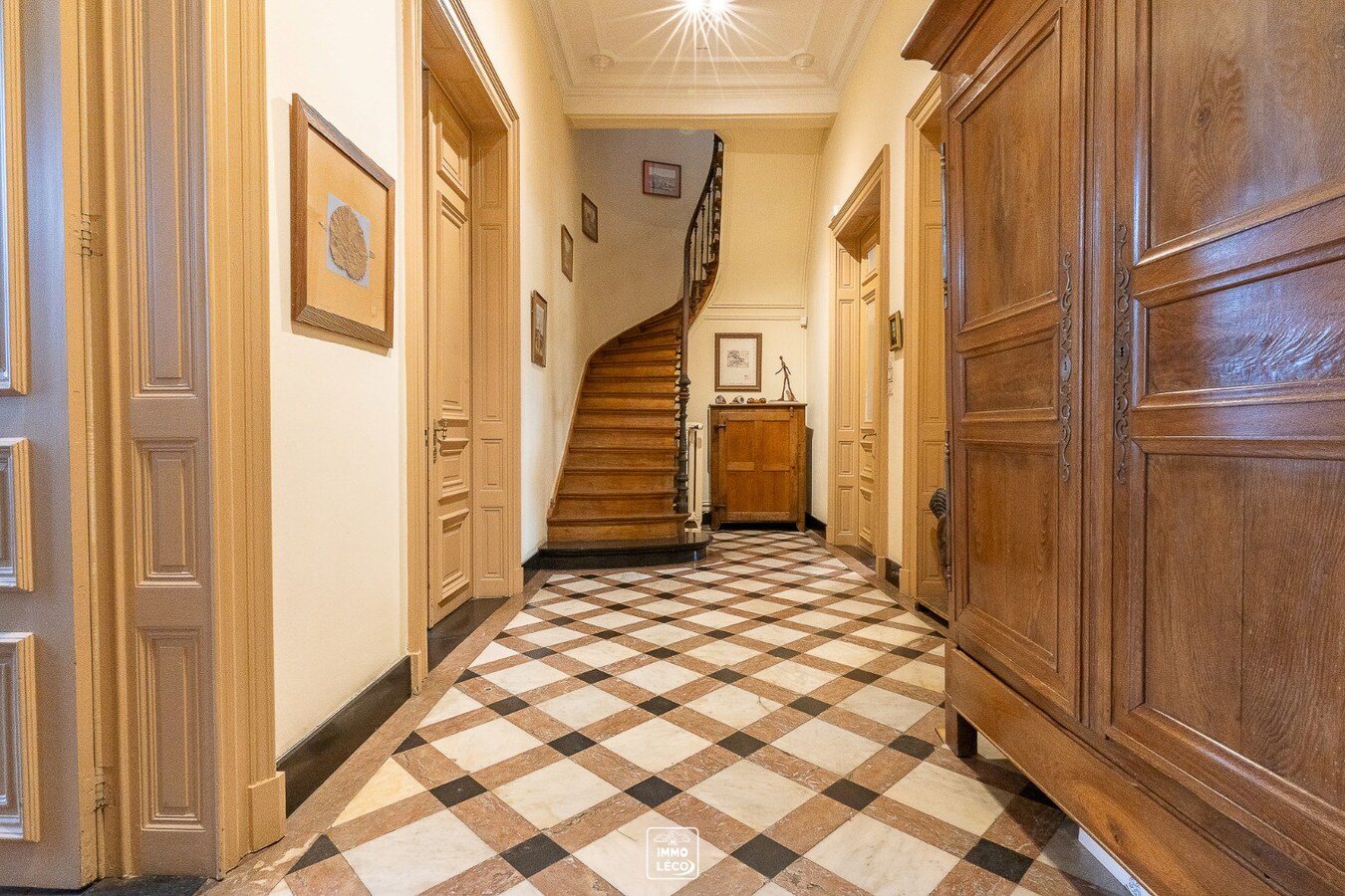Maison de Maître chargée d'histoire, une propriété unique dans le centre-ville ! 