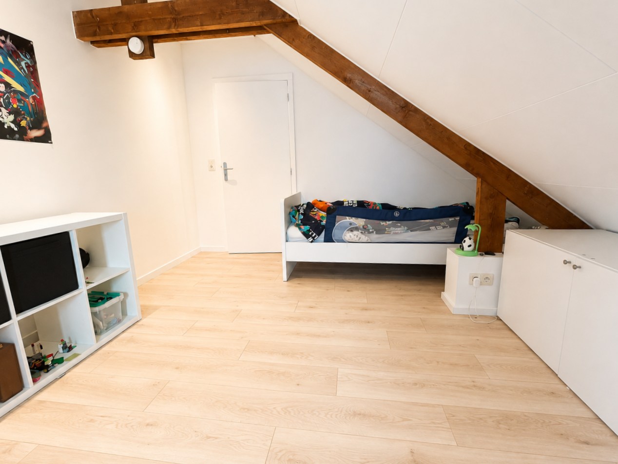 Gerenoveerde halfopen bebouwing met 4 slaapkamers, bureau, tuin en garage in Brasschaat 
