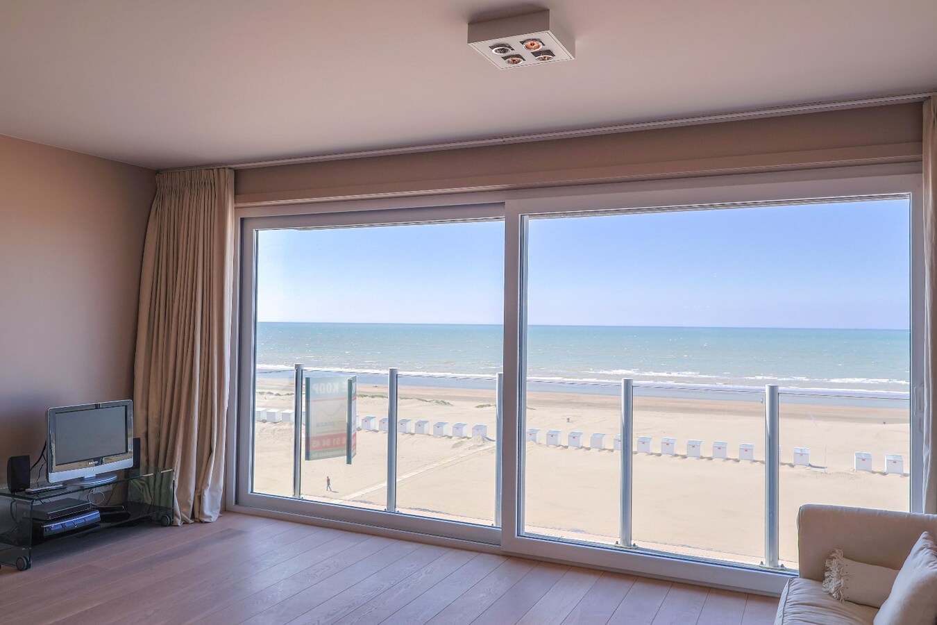 Appartement magnifique avec vue frontale sur la mer et deux chambres à coucher. 