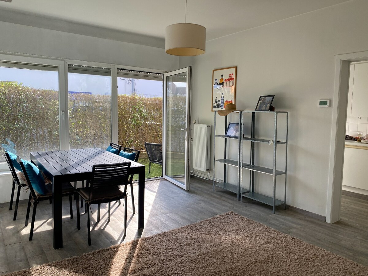 Lichtrijk 2-slaapkamerappartement met terras, garage en extra staanplaats in het centrum van Heist 