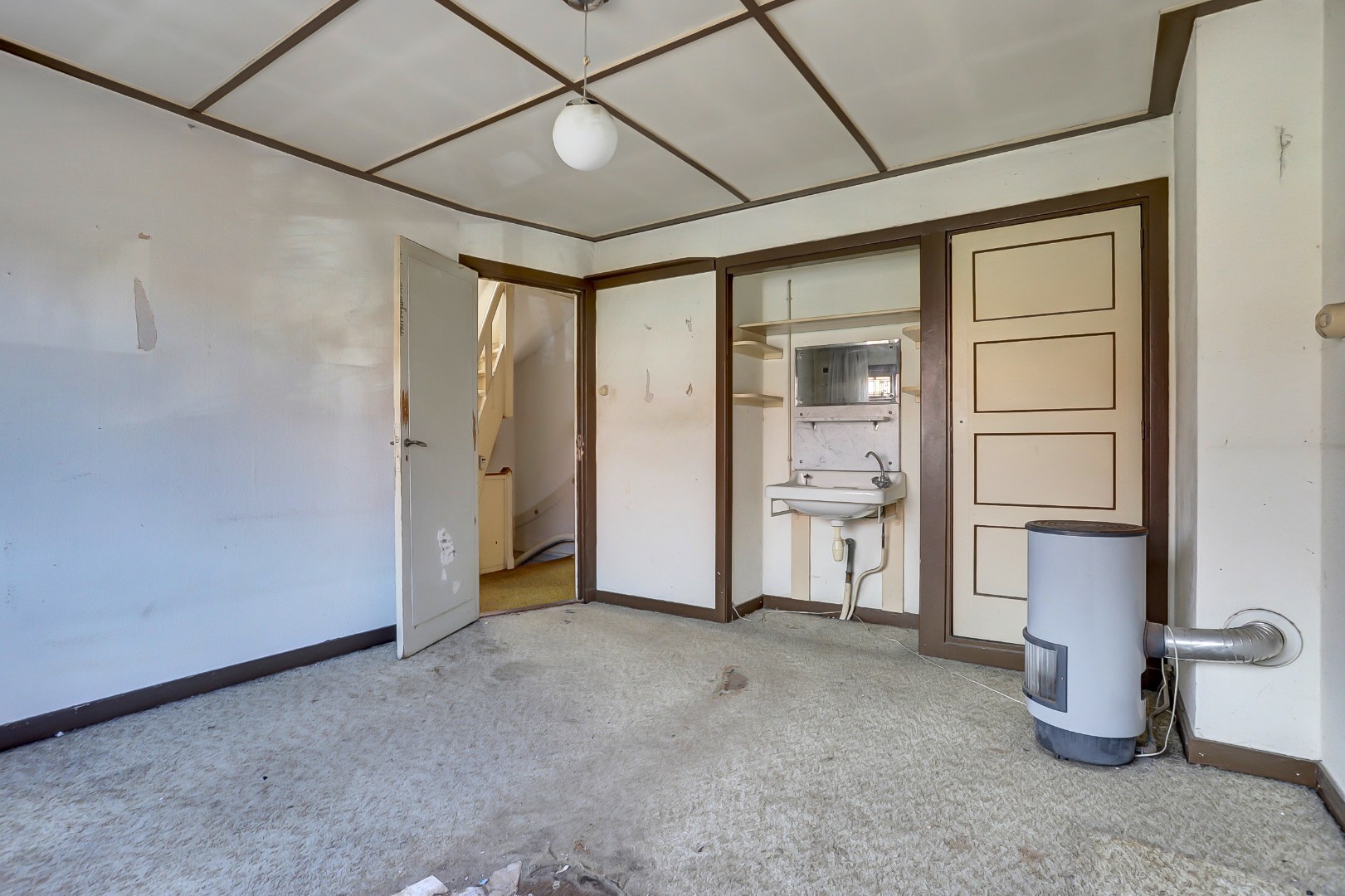 Unieke kans?! Zelf transformeren vanuit de vorige eeuw naar uw eigen hedendaagse smaak, dat kan met deze 5-kamer tussenwoning met 20m diepe tuin! 