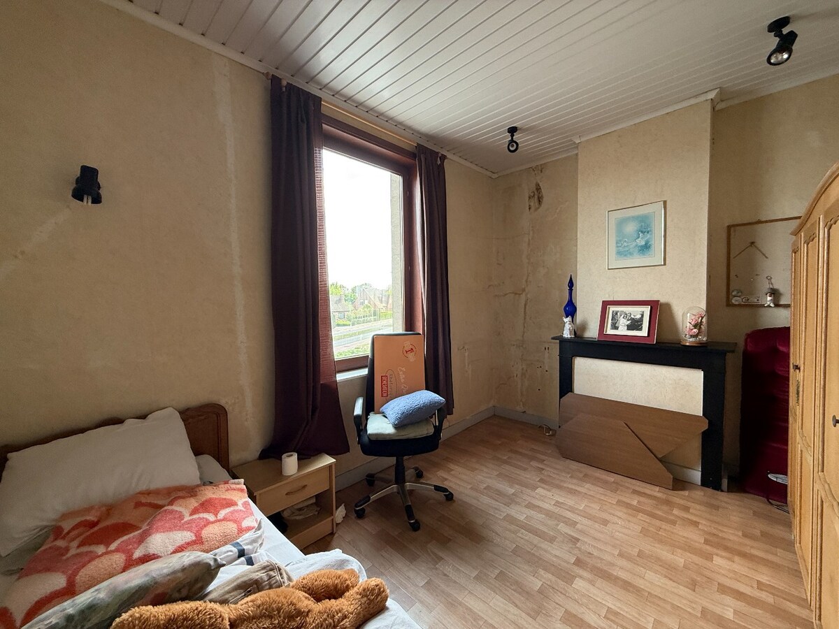 Grote eigendom met atelier. 