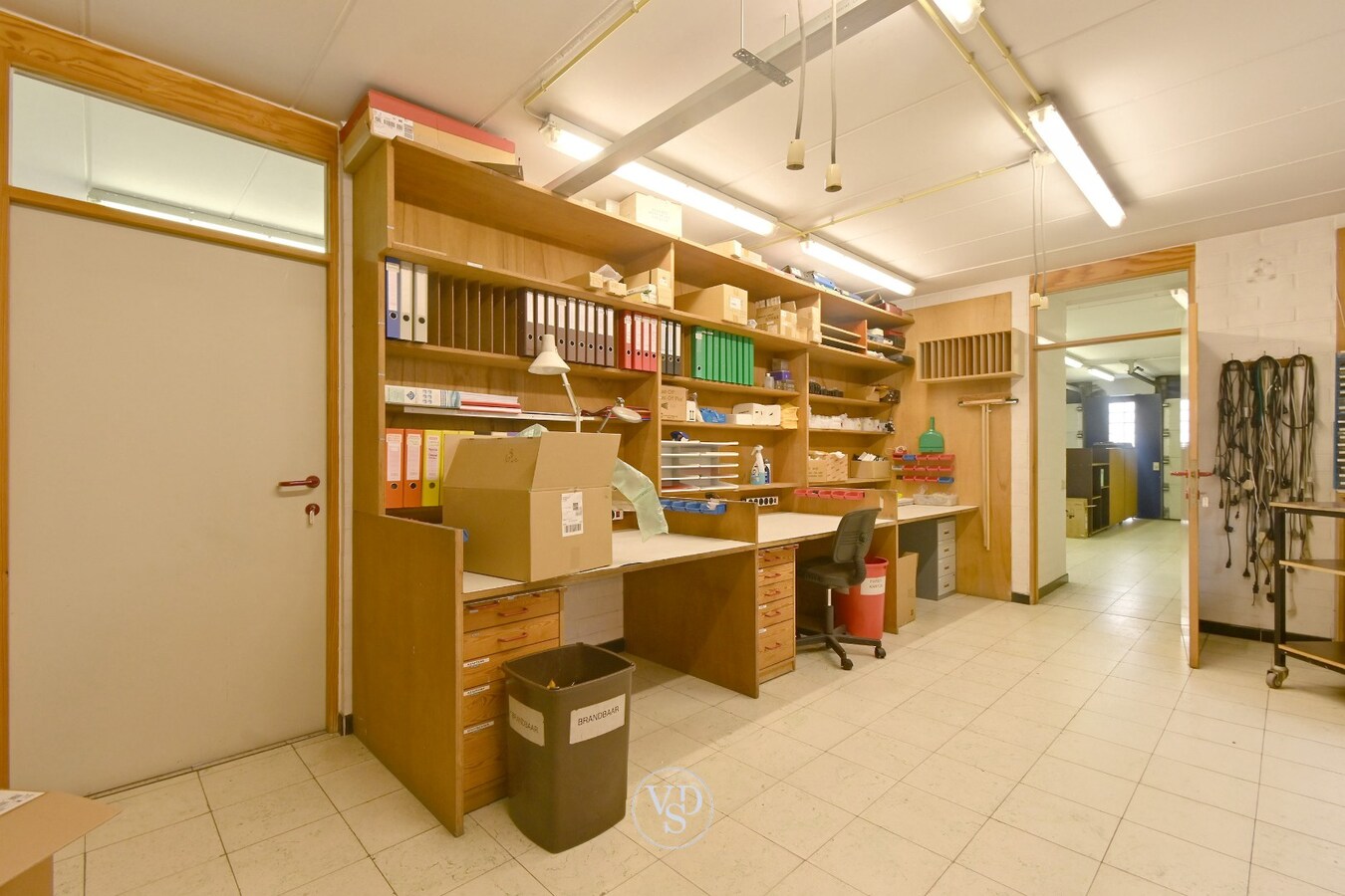 Ruim handelspand met penthouse in villastijl 