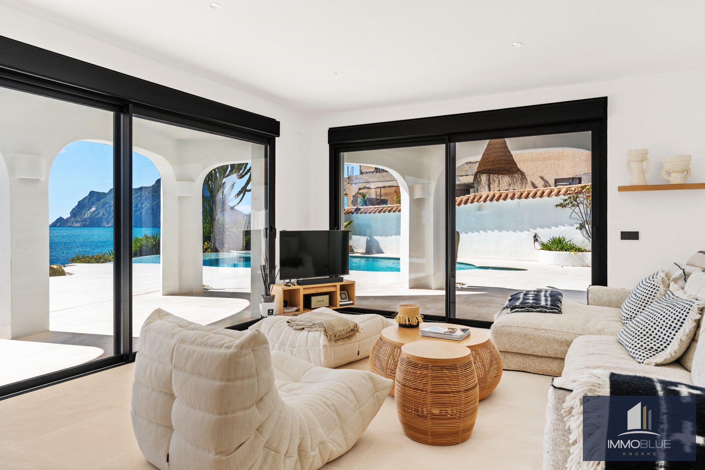 Villa méditerranéenne rénovée avec vue sur mer dans un environnement côtier calme 