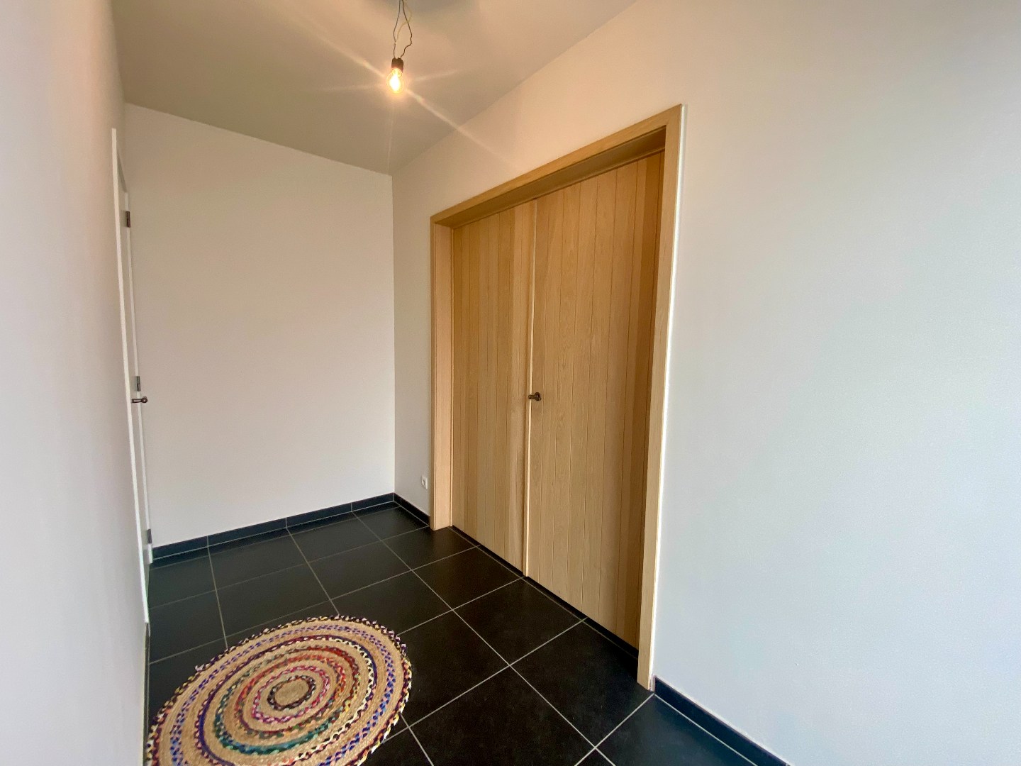 Ruime en recente halfopen bebouwing met 3 slaapkamers, carport en ruime tuin 