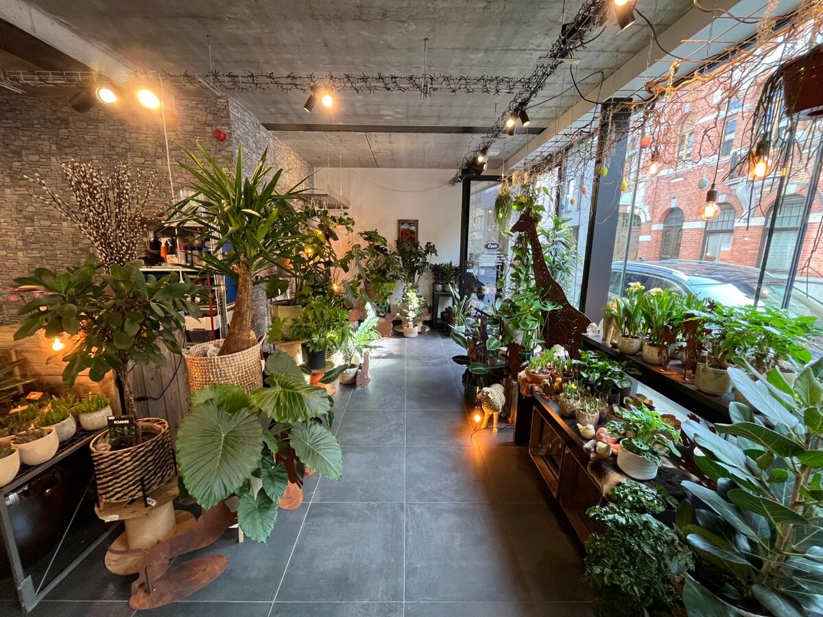 Gelijkvloers handelspand (winkel of kantoor). 