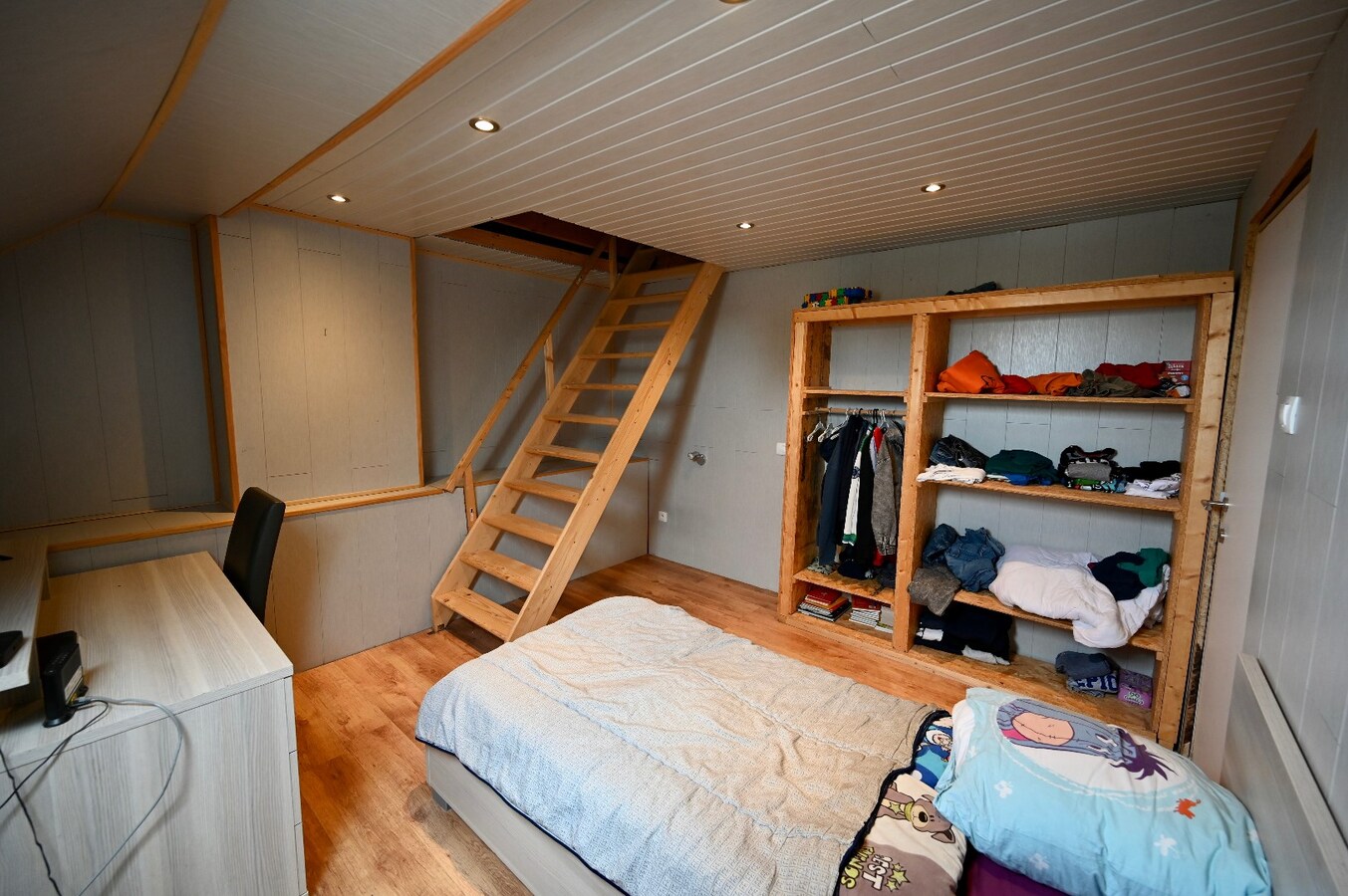 RUIME GEZINSWONING MET STADSTUINTJE NABIJ SPUIKOM 