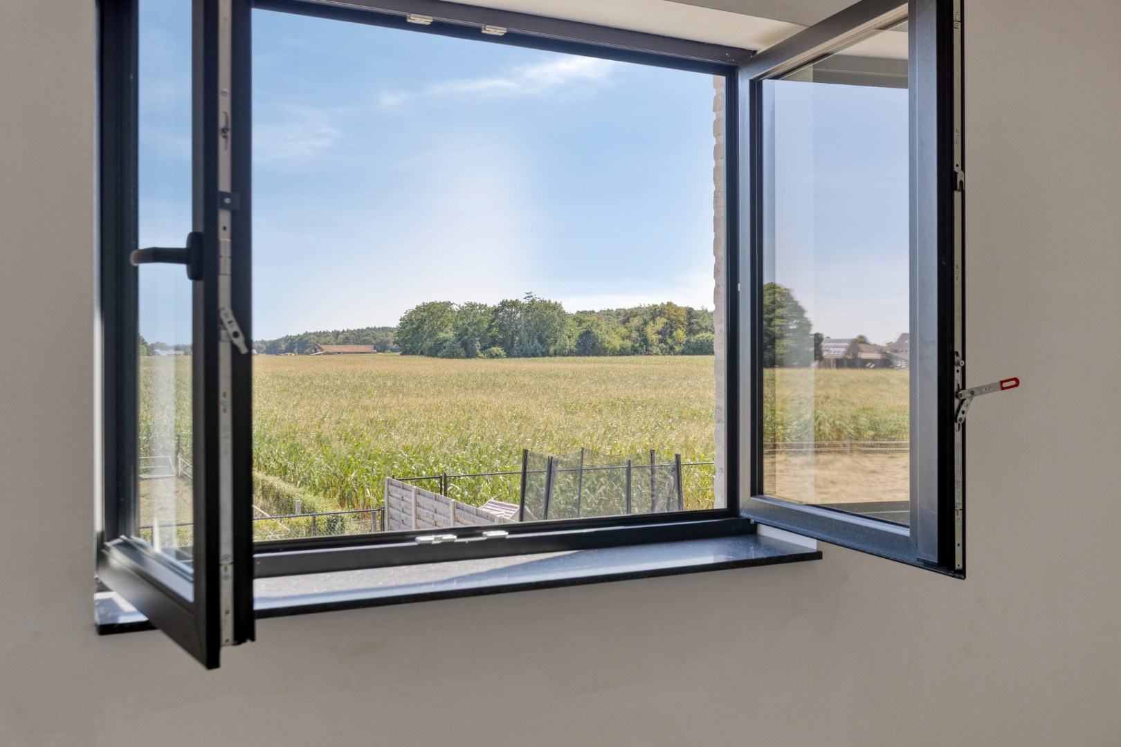 Nieuwbouw-woning in landelijke stijl met 3 slpk op 3 a 82 ca. 