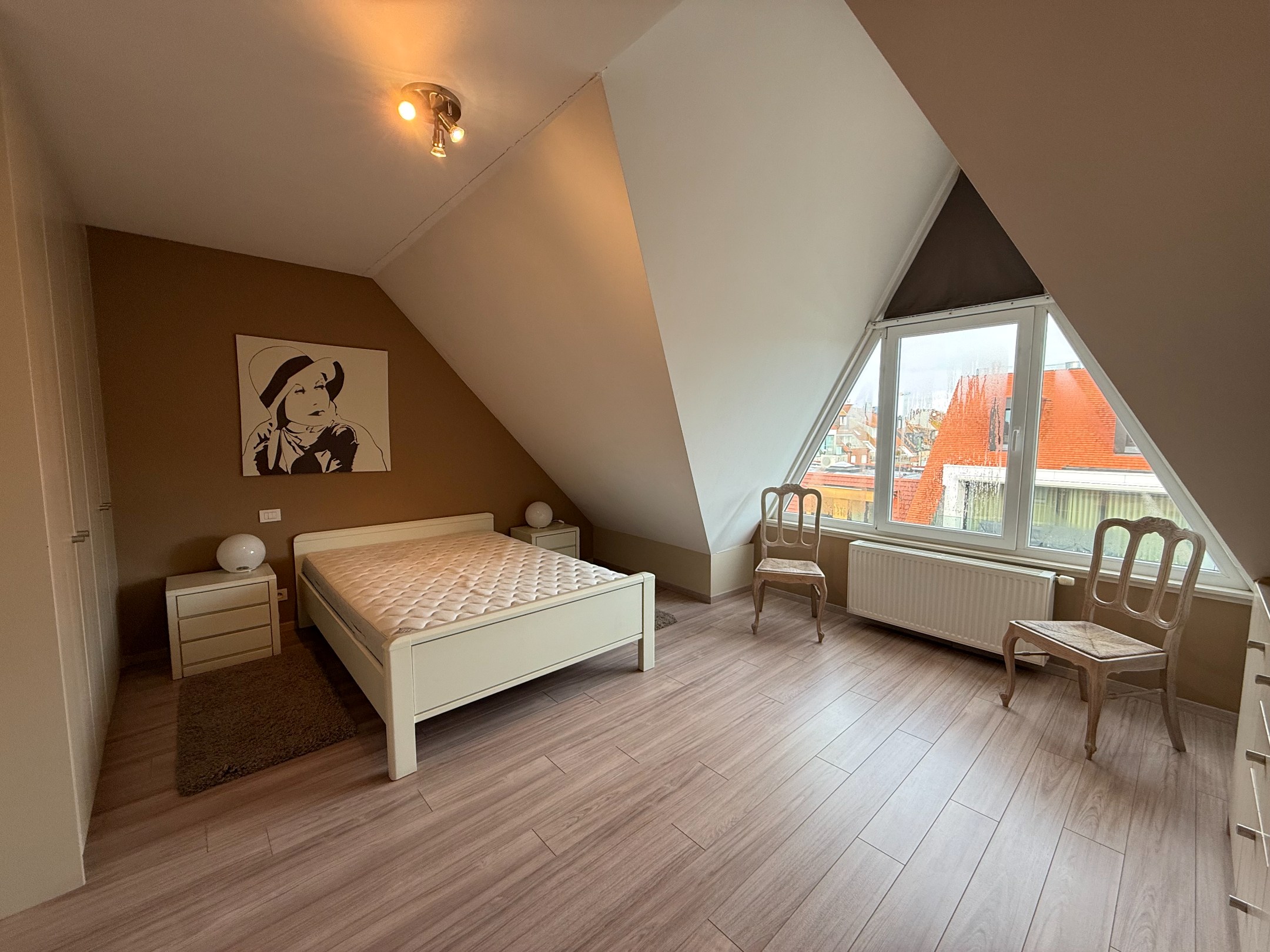 Meublé - Appartement en duplex avec trois chambres et de grandes terrasses situé au centre de Knokke. 